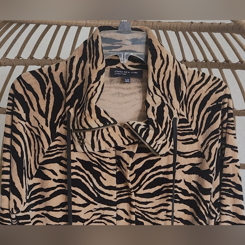 Jones New York Signature Velour Tiger Print Cowl Neck Zip/ Hidden Snap Jacket XL - Picture 2 of 12